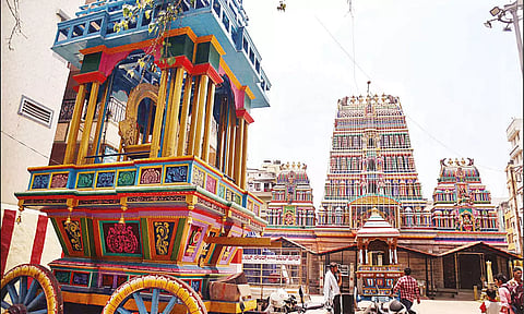 தர்மராயசுவாமி கோவிலில் ஏற்பாடுகள் மும்முரமாக நடந்து வருவதை படத்தில் காணலாம்.