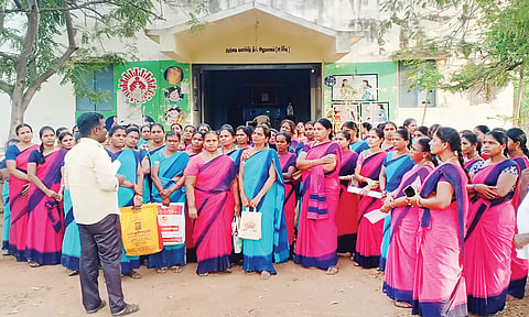 ஆர்ப்பாட்டத்தில் ஈடுபட்ட அங்கன்வாடி பணியாளர்கள்.
