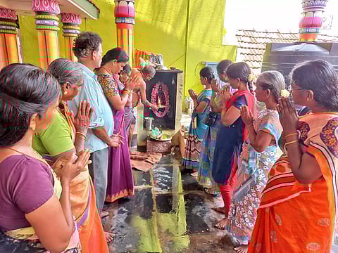 சிறப்பு பூஜை நடந்தபோது எடுத்த படம்.