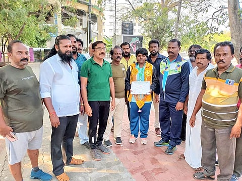 ப்ரித்தி சிவா பிச்சம்மாளுக்கு தூத்துக்குடி ராஜாஜி பூங்காவில் நடைபயிற்ச்சி மேற்கொள்வோர் சங்கத்தினர் சார்பாக மாலை அணிவித்து உற்சாக வரவேற்பு அளிக்கப்பட்ட காட்சி