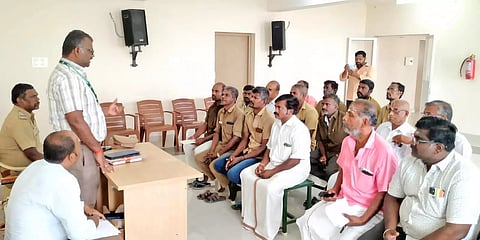 மினி பஸ் மற்றும் ஆட்டோ ஓட்டுநர்கள் சமாதானக் கூட்டம் நடைபெற்றபோது எடுத்த படம்.