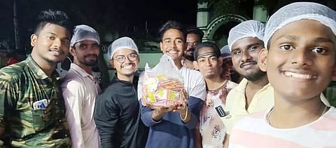 ரம்ஜான் நோன்பு பிடிக்க நள்ளிரவில் உணவு வழங்கச் செல்லும் இளைஞர்கள்.
