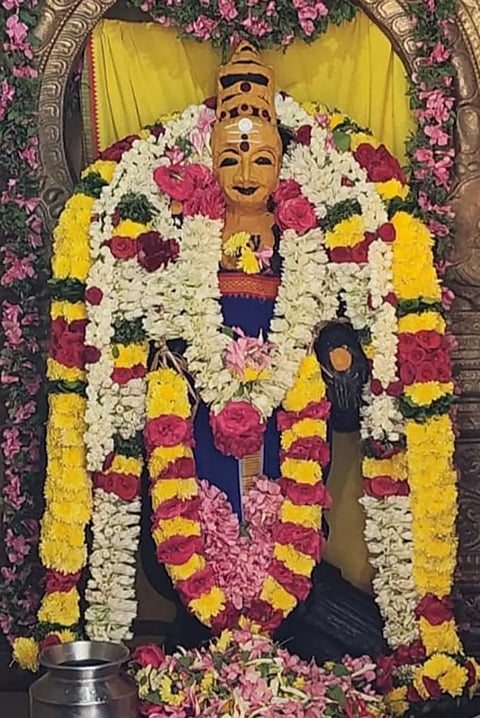 சனீஸ்வர பகவான் சிறப்பு அலங்காரத்தில் அருள் பாலித்த காட்சி.
