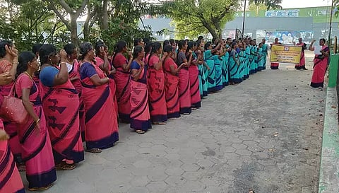 மகுடஞ்சாவடியில் அங்கன்வாடி ஊழியர்கள் ஆர்ப்பாட்டம்