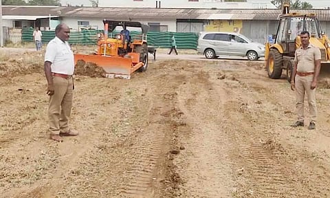 வாகன பார்க்கிங் வசதிக்கான ஏற்பாடுகளை இன்ஸ்பெக்டர் முருகன் பார்வையிட்டு ஆய்வு செய்த காட்சி. 