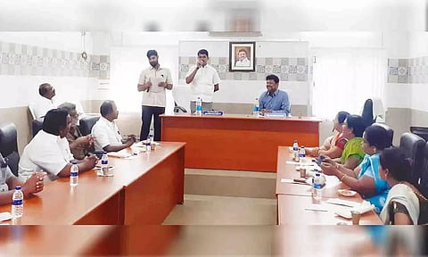 காங்கயம் நகர்மன்ற கூட்டம் நகராட்சி தலைவர் சூரியபிரகாஷ் தலைமையில் நடைபெற்ற காட்சி. 