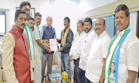 விஜய் வசந்த் எம்.பி.யுடன், தமிழ்நாடு நாடார் சங்கபொதுச் செயலாளர் வி.எல்.சி. ரவி, தலைமை நிலைய செயலாளர் பொன் ராஜ், கொள்கை பரப்பு செயலாளர் சுரேஷ்மாறன், மாநில ஒருங்கிணைப்பாளர் அனந்தகுமார், மராட்டிய மாநில் தலைவர் தெய்வ குமார் ஆகியோர் உடன் இருந்தனர்.