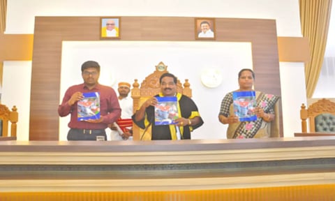 மேயர் மகேஷ் பட்ஜெட் தாக்கல் செய்த காட்சி.