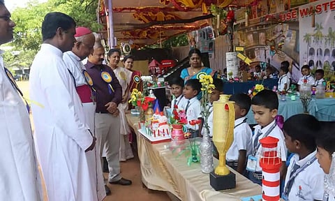 பெத்தி செமினார் பள்ளியில் அறிவியல் கண்காட்சி நடந்த போது எடுத்த படம்.