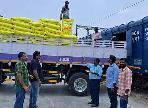 ரெயில் மூலம் ஈரோடு வந்தடைந்த உரங்களை வேளாண் இணை இயக்குனர் சின்னசாமி ஆய்வு மேற்கொண்டார்.