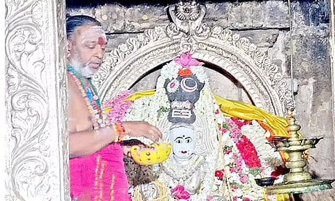 சிறப்பு அலங்காரத்தில் அருள்பாலித்த மேதா தக்ஷிணாமூர்த்தி.