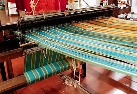 கைத்தறி நெசவாளர்களுக்கு 20 சதவீதம் கூலி உயர்வு வழங்க வேண்டும்