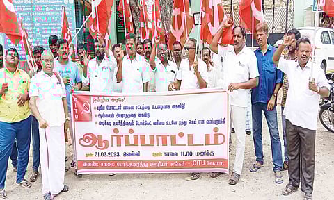 சாலை போக்குவரத்து தொழிலாளர்கள் ஆர்ப்பாட்டத்தில் ஈடுபட்ட காட்சி.