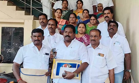 எதிர்க்கட்சி தலைவர் அன்பகம் திருப்பதி தலைமையில் அ.தி.மு.க.கவுன்சிலர்கள் வெளிநடப்பு செய்த காட்சி. 