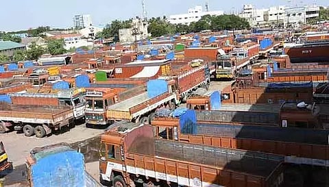 சுங்கச்சாவடி கட்டணம் உயர்வு அமலுக்கு வந்தது- தமிழகம் முழுவதும் லாரி உரிமையாளர்கள் போராட்டம்