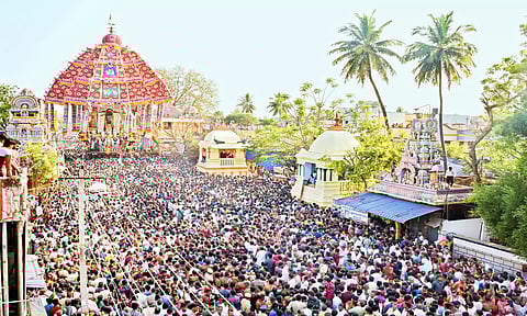 திருவாரூர் தியாகராஜர் கோவிலில் ஆழித்தேரோட்டம்: லட்சக்கணக்கான பக்தர்கள் வடம் பிடித்து இழுத்தனர்
