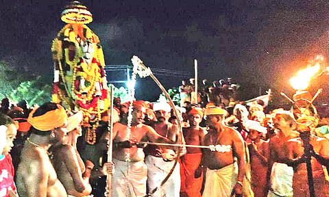 கன்னியாகுமரி அருகே முட்டப்பதி கடலில் நள்ளிரவில் அய்யா வைகுண்டசாமி கலி வேட்டையாடிய நிகழ்ச்சி