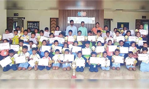 கோப்பைகளை வென்ற மாணவர்களை படத்தில் காணலாம்.