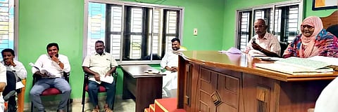 கீழக்கரை நகரசபை சாதாரண கூட்டம் தலைவர் செஹானஸ் ஆபிதா தலைமையில் நடந்தது.