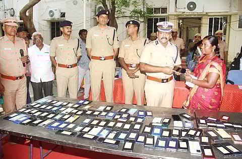 காணாமல் போன செல்போன்களை மீட்டு உரியவர்களிடம் போலீஸ் கமிஷனர் நரேந்திரன் நாயர் ஒப்படைத்தார்.