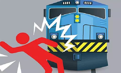 மாநகராட்சி துப்புரவு ஊழியர் ரெயில் மோதி பலி