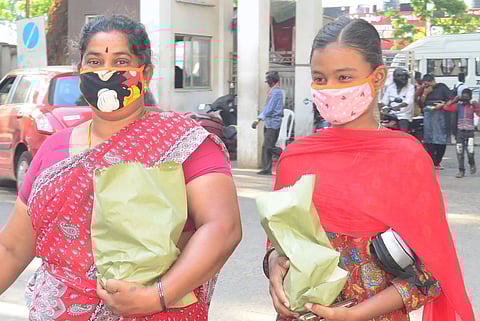 கோவை அரசு ஆஸ்பத்திரிக்கு முக கவசம் அணிந்து வந்த மக்கள்