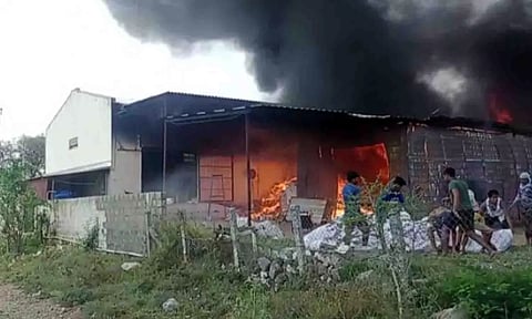 நூல் மில்லில் தீப்பிடித்து எரிவதை படத்தில் காணலாம்.