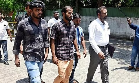 பற்களை பிடுங்கிய விவகாரம்: மனித உரிமைகள் ஆணையம் சென்ற 5 பேர் சப்-கலெக்டர் முன்னிலையில் ஆஜர்