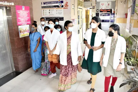 ஈரோடு அரசு ஆஸ்பத்திரியில் பணியாற்றும் டாக்டர்கள், பணியாளர்கள் மற்றும் நோயாளிகள் அனைவரும் முககவசம் அணிந்து வந்தனர்.