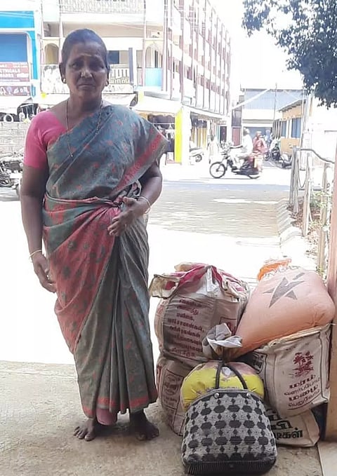 ரேசன் அரிசி மூட்டைகளுடன் சிக்கிய பெண்ணை படத்தில் காணலாம்.