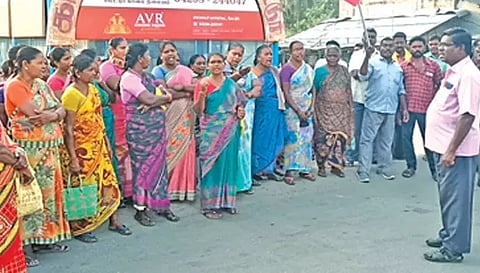 மேட்டூர் பஸ் நிலையத்தில் ஒப்பந்த தூய்மை பணியாளர்கள் கண்டன ஆர்ப்பாட்டத்தில் ஈடுபட்ட போது எடுத்த படம்.