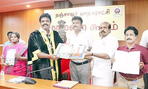 மேயர் சண். ராமநாதனிடம் பட்ஜெட் அறிக்கையை கணக்குக்குழு தலைவர் வெங்கடேஷ் வழங்கினார்.