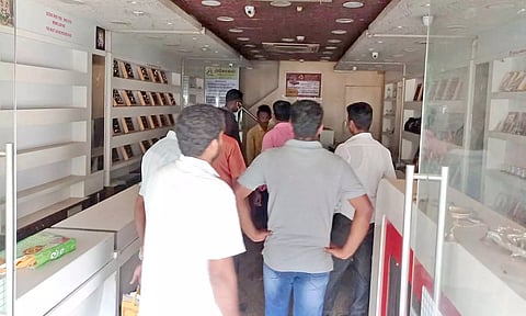 தஞ்சையில் உள்ள தனியார் நகை கடையில் சோதனை செய்த போலீசார்.