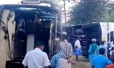 ஒரத்தநாடு அருகே சுற்றுலா வேன் கவிழ்ந்து விபத்து- 2 பேர் உயிரிழப்பு