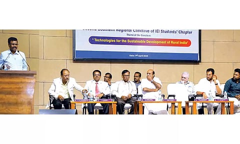 மணக்குள விநாயகர் என்ஜினீயரிங் கல்லூரியில் கருத்தரங்கம் நடந்த காட்சி.