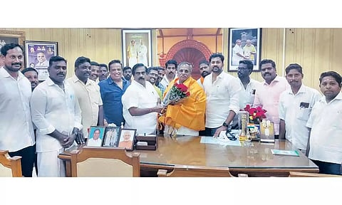 இதர பிற்படுத்தப்பட்டோர் அணி தலைவர் என்ஜினீயர் சிவகுமார் தலைமையில் சபாநாயகர் ஏம்பலம் செல்வத்தை சந்தித்து வாழ்த்து தெரிவித்த காட்சி.