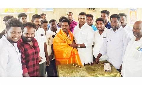 கூடப்பாக்கம் பறை இசைக் கலைஞர் ஜெகதலபிரதாபனை அமைச்சர் சாய்.ஜெ. சரவணன்குமார் பாராட்டிய காட்சி.