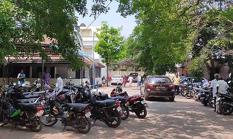 2 மற்றும் 4 சக்கர வாகனங்களை ஆங்காங்கே நிறுத்தப்பட் டுள்ள காட்சி.
