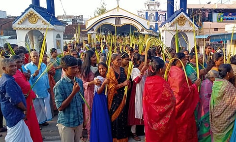 குமரி மாவட்டத்தில் இன்று ஓசானா பாடல் பாடிய படி கிறிஸ்தவர்கள் குருத்தோலை பவனி
