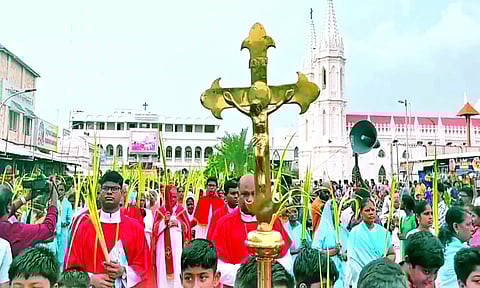வேளாங்கண்ணி பேராலயத்தில் இன்று ஆயிரக்கணக்கான கிறிஸ்தவர்கள் குருத்தோலைகளை ஏந்தியபடி பவனி