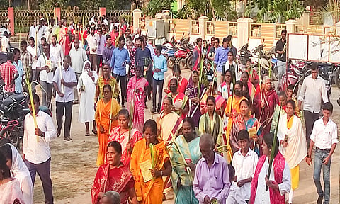 கடலூர் மஞ்சகுப்பம் பகுதியில் உள்ள கார்மேல் அன்னை ஆலயத்தில் குருத்தோலை ஞாயிறு முன்னிட்டு குருத்தோலை பவனி நடைபெற்றது