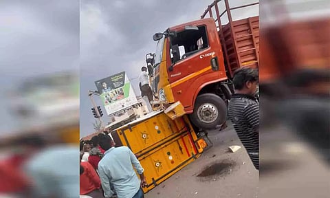 விபத்துக்குள்ளான வேன்கள்.