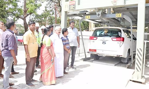 தஞ்சையில் மல்டி லெவல் கார் பார்க்கிங்கை மேயர் சண்.ராமநாதன் பார்வையிட்டு ஆய்வு செய்தார்.