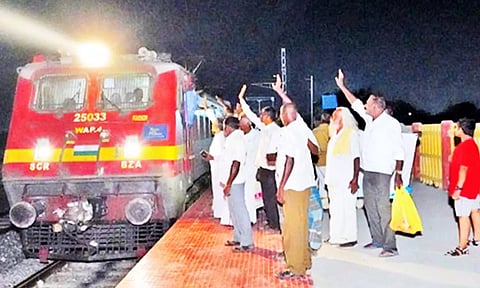 ஆறுமுகநேரியில் ரெயிலுக்கு வரவேற்பு அளிக்கப்பட்ட காட்சி.