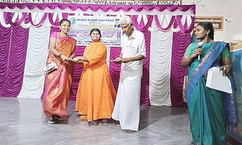 பேரூராட்சி தலைவர் லாவண்யா ராமேஸ்வரன் பள்ளி மாணவர்களுக்கு பரிசுகள் வழங்கிய போது எடுத்த படம். 