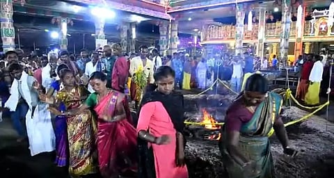 பண்ணாரியம்மன் கோவில் விழாவையொட்டி இன்று அதிகாலை கோவில் வளாகத்தில் நடனமாடிய பக்தர்கள்.