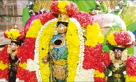 ஸ்ரீதேவி, பூதேவியருடன் கள்ளழகர் எழுந்தருளி பக்தர்களுக்கு அருள்பாலித்த காட்சி.