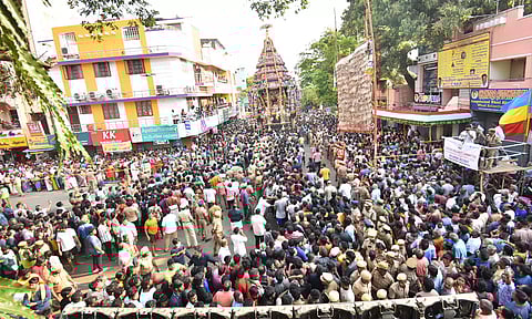 பக்தர்கள் நடுவில் தேர் அசைந்தபடி வந்த காட்சி.