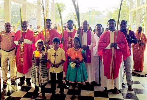 சாயல்குடியில் குருத்தோலை பவனி