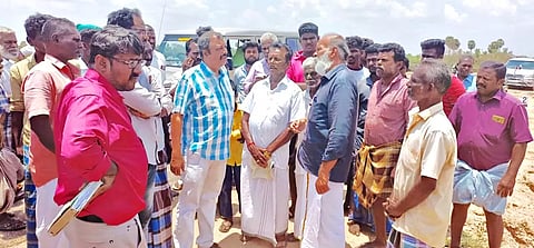 ஆக்கிரமிப்பு செய்யப்பட்ட இடத்தில் திரண்ட கிராமமக்கள்.